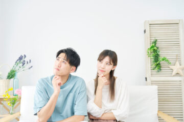 悩む男女