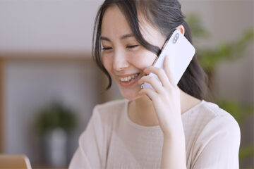 電話をする女性